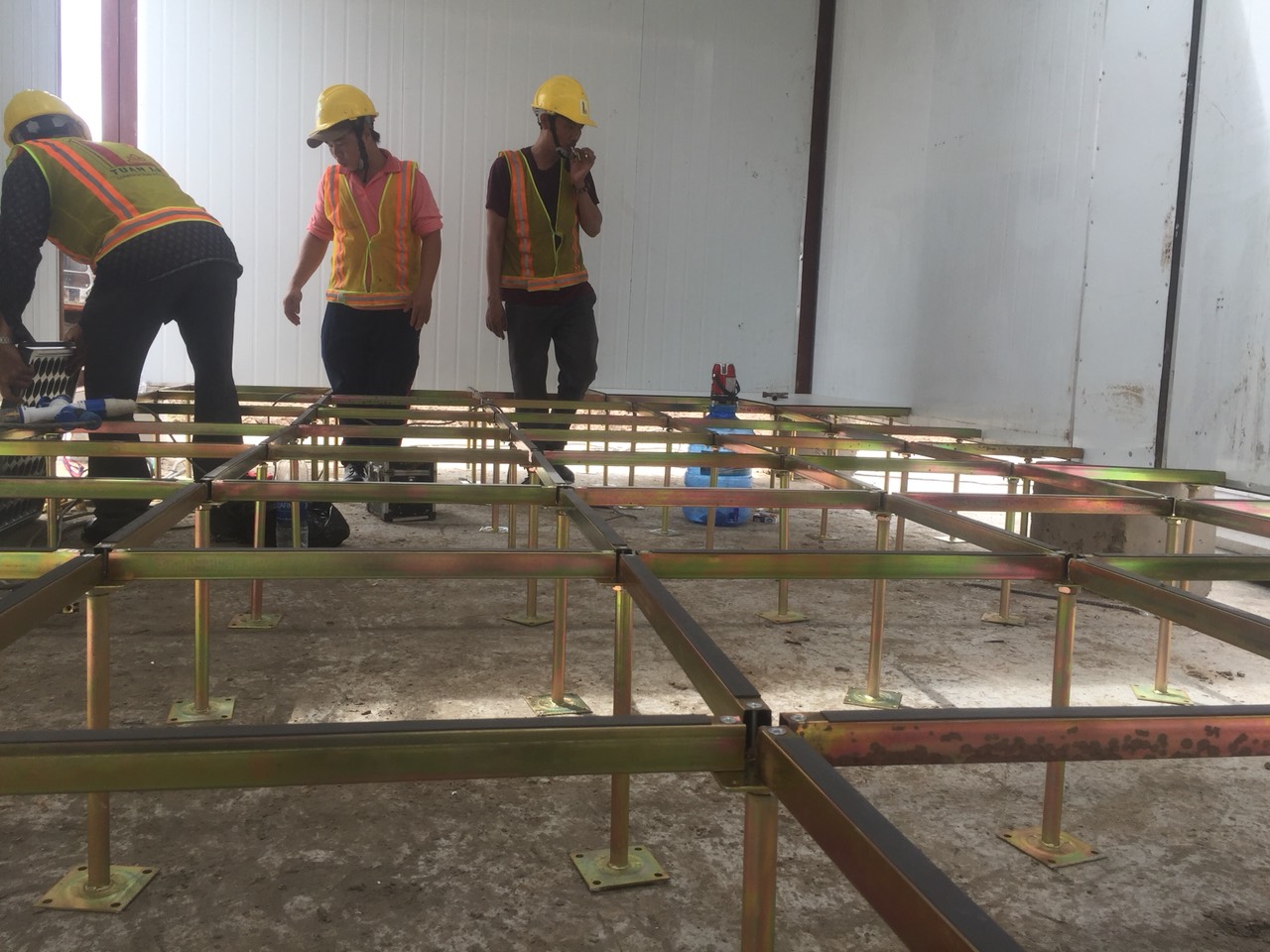 THI CÔNG SÀN NÂNG KỸ THUẬT HPL CHỐNG TĨNH ĐIỆN CHO CÔNG TY TUẤN LÊ
