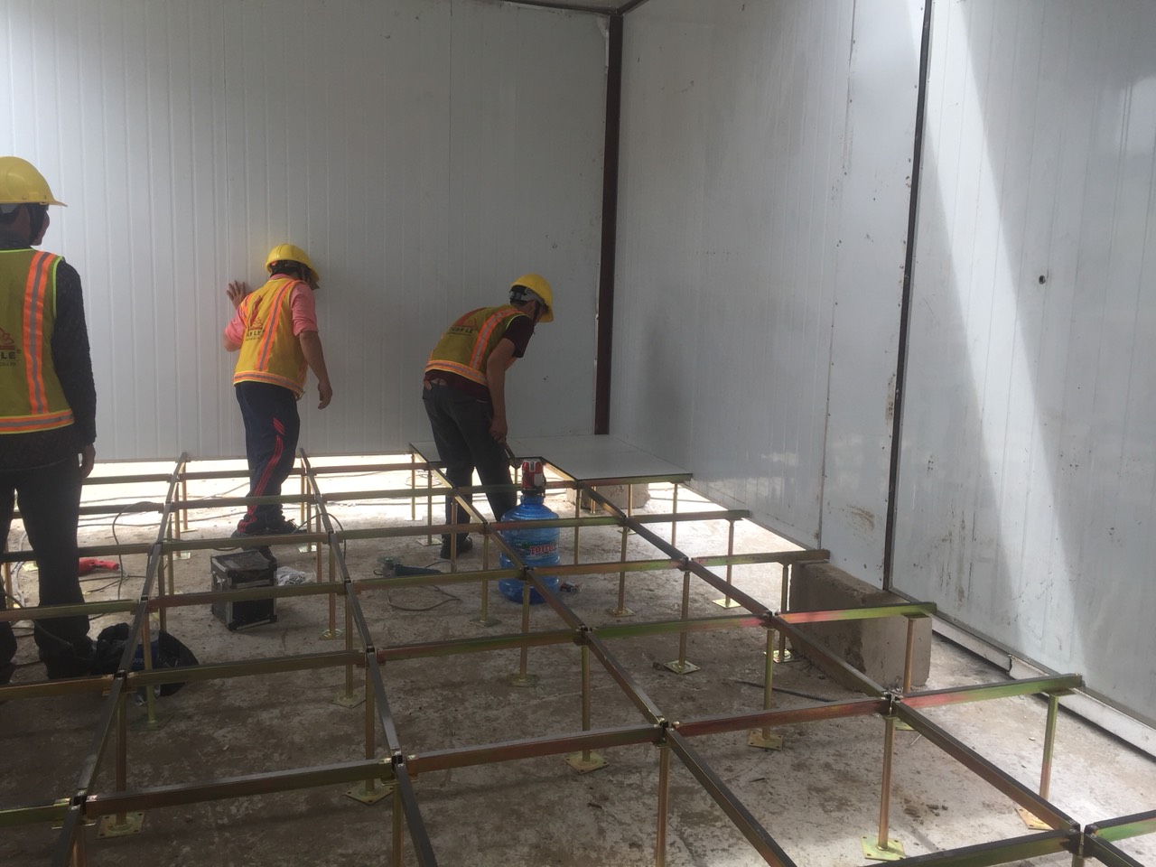 THI CÔNG SÀN NÂNG KỸ THUẬT HPL CHỐNG TĨNH ĐIỆN CHO CÔNG TY TUẤN LÊ