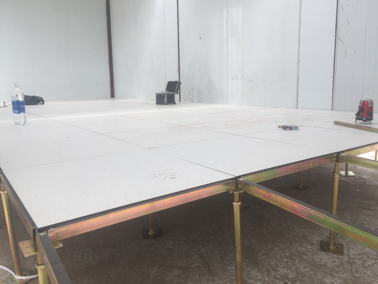 THI CÔNG SÀN NÂNG KỸ THUẬT HPL CHỐNG TĨNH ĐIỆN CHO CÔNG TY TUẤN LÊ