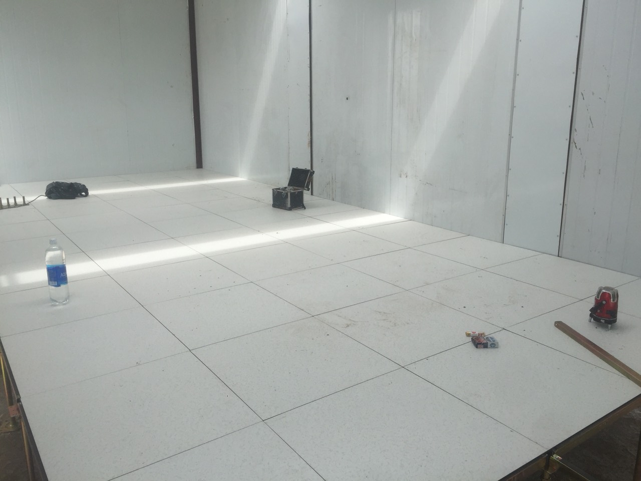 THI CÔNG SÀN NÂNG KỸ THUẬT HPL CHỐNG TĨNH ĐIỆN CHO CÔNG TY TUẤN LÊ
