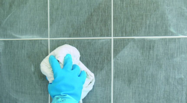 Bước 5 - Lau bề mặt bằng vải khô, để đảm bảo không để lại phần keo dư trên bề mặt