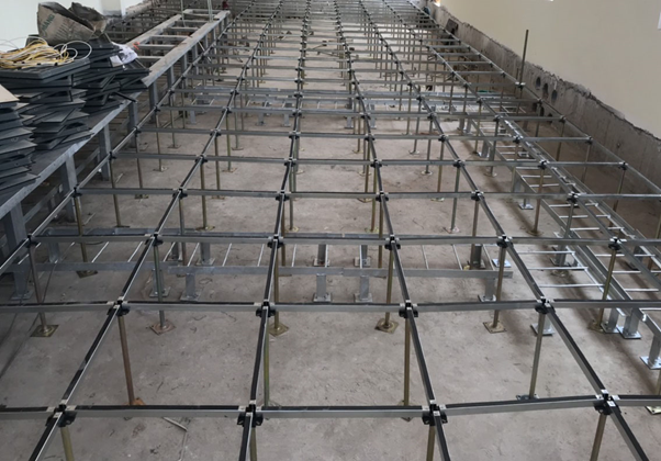 thi công sàn nâng kỹ thuật nhà máy điện mặt trời hồng liêm 3