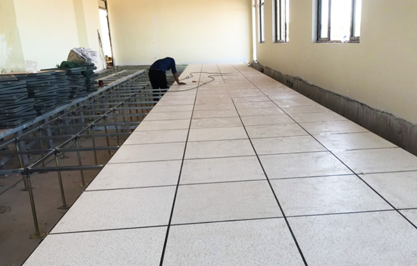 thi công sàn nâng kỹ thuật nhà máy điện mặt trời hồng liêm 3