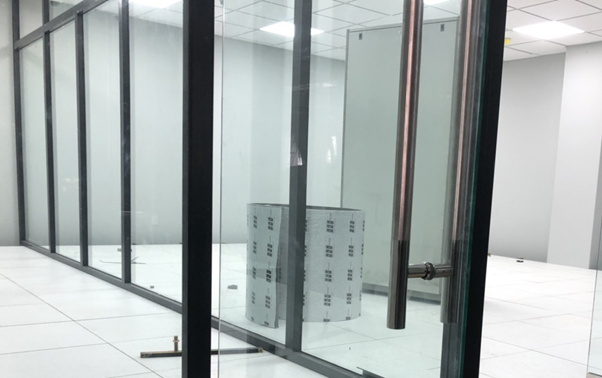 Công ty Công Minh thi công sàn nâng chống tĩnh điện HPL cho phòng máy